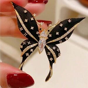 Chic Black and Gold Butterfly Brooch 🦋